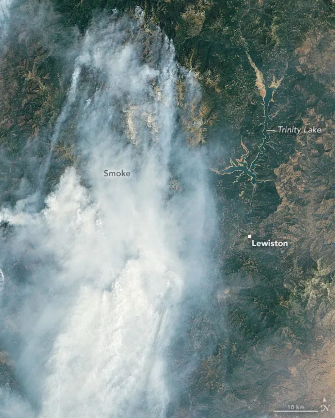 «California Burning» — NASA Earth Observatory. Terraformar la Tierra, como plantea Bratton, empieza justo ahí: en lo que solo un satélite alcanza a ver.